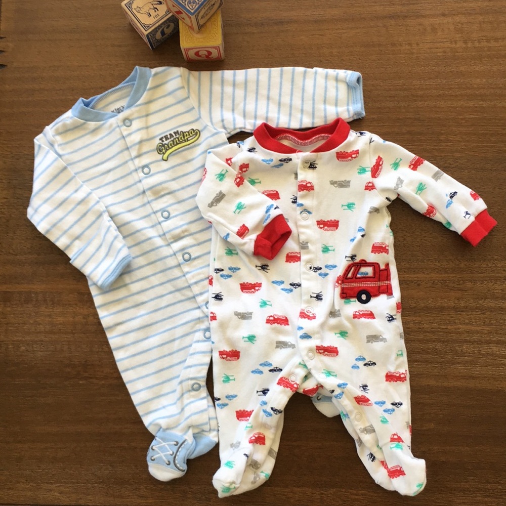 Two newborn, footed sleepers 🚒
